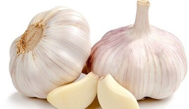 Die Verwendung von Knoblauch gegen den Pilz an den Beinen