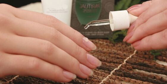 Behandlung von Nagelpilz mit ätherischem Öl