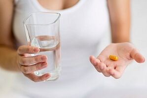 Einnahme von Tabletten zur Behandlung von Fußpilz