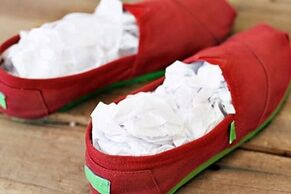 Trocknen von Schuhen, um Pilzinfektionen vorzubeugen